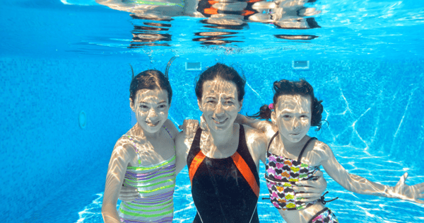 Cursos de natación para toda la familia en Innova Schools Niza.