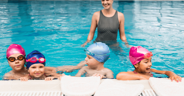 ¿Cómo la natación puede mejorar el rendimiento académico de los niños?