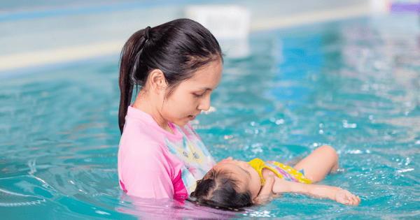 Fortalece el vínculo con tu bebé: clases de natación en Innova Niza